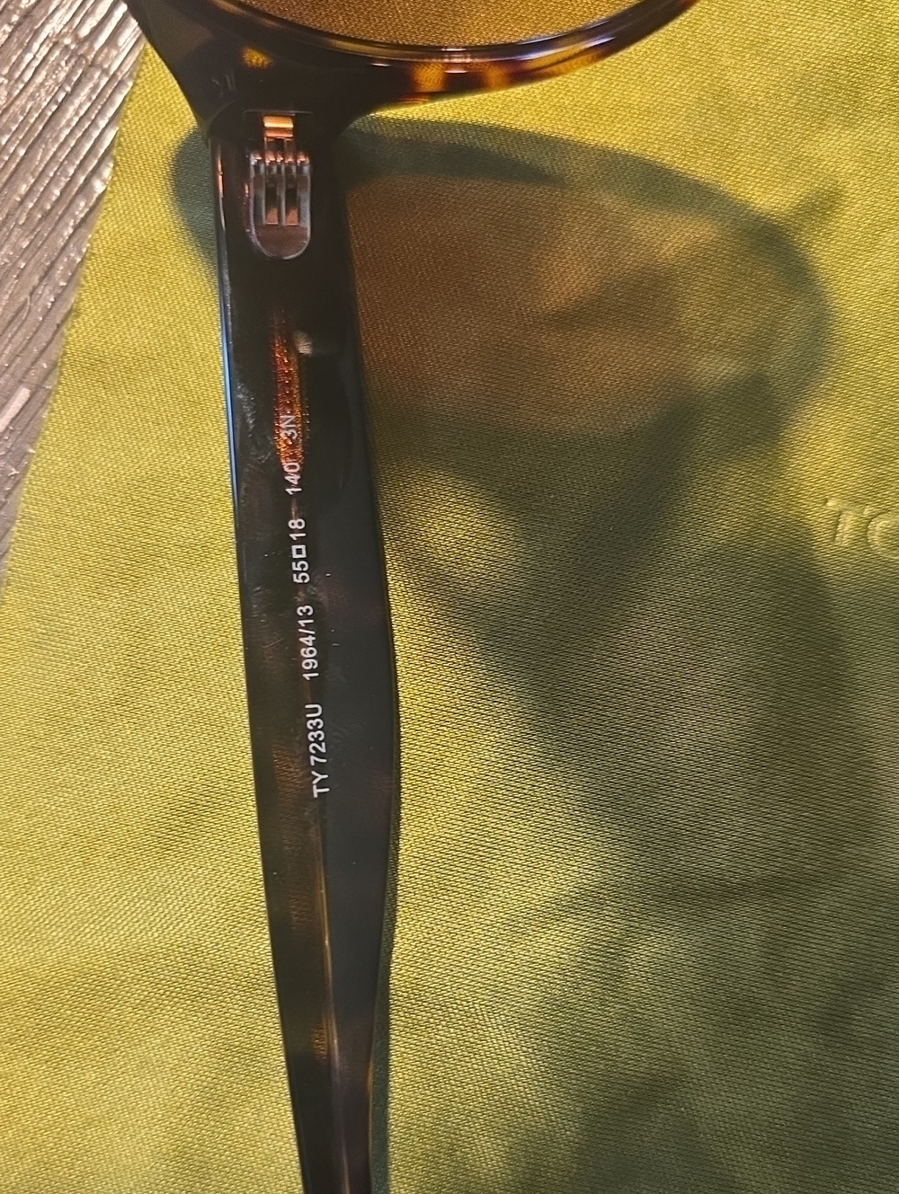 Tory Burch Retro Pilot Tortise Sunglasses with Lime Green Case and Cloth NWOT - Picture 9 of 10